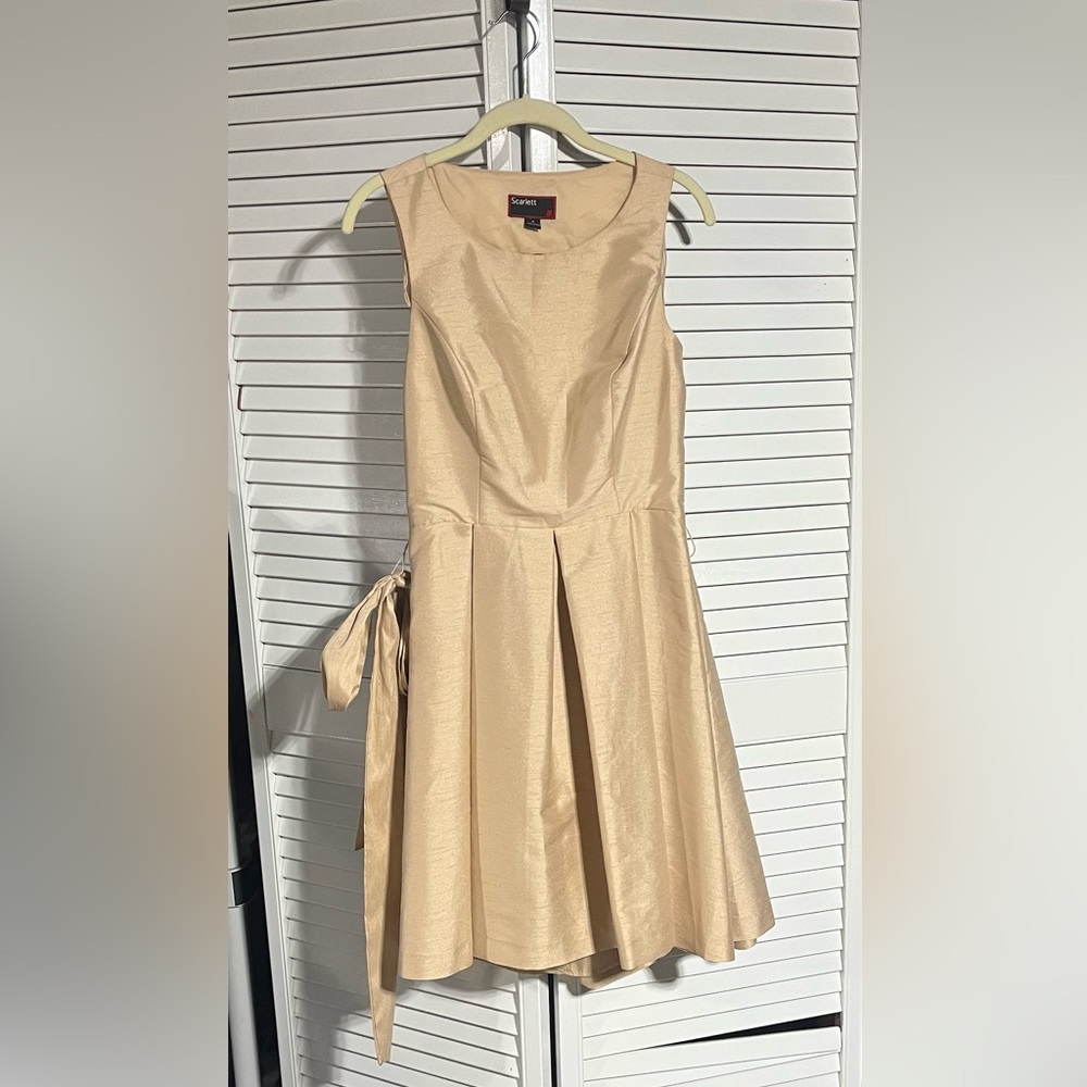 NWOT Scarlett size 8 cut out back no sleeves pleated Gold dress w/tie at waist